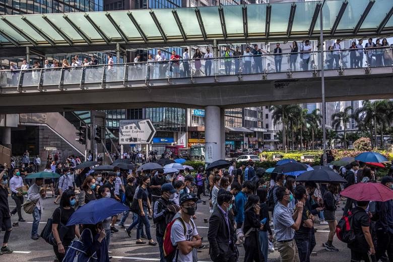 Protes terburuk mungkin sudah berakhir, kata pejabat Hong Kong Bernard Chan