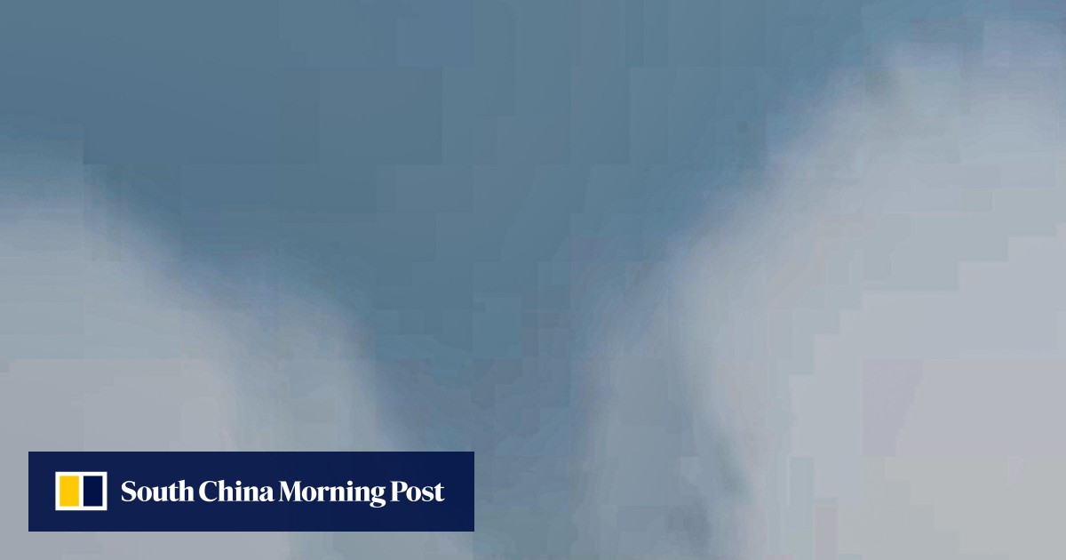 Waterspout terlihat di Hong Kong saat angin kencang dan hujan lebat mengganggu transportasi